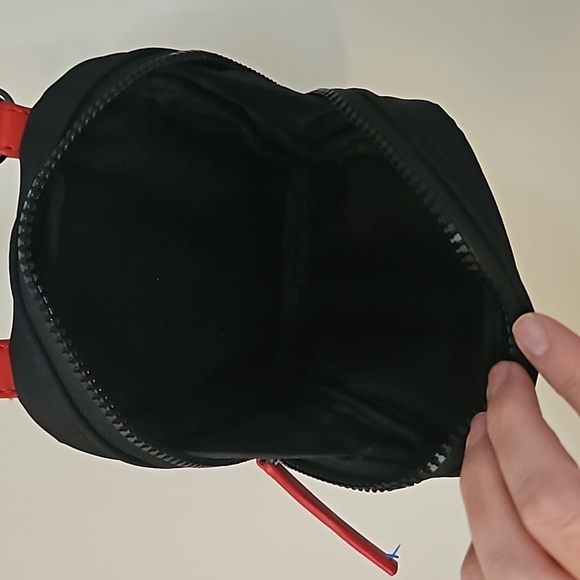 GUESS Black Unisex Crossbody Camera Style Bag - Picture 7 of 8